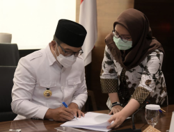 Kang Emil-PT SMI Tanda Tangani Perjanjian Pinjaman Daerah di Hadapan Notaris