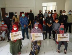 Dedie Rachim Bagikan Bantuan Usaha ke Pelaku UKM Takjil di Bojongkerta