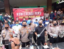 Polisi Angkut Para Pelaku Perang Sarung