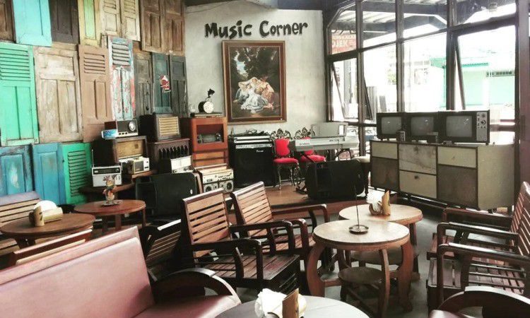 Gudang-Koleksi-Antique-Food-Showroom