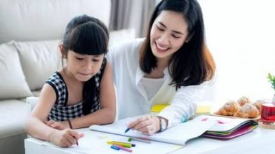 Orang Tua Sebaiknya Tidak Terlalu Ikut Campur Bantu Anak Menyelesaikan PR?