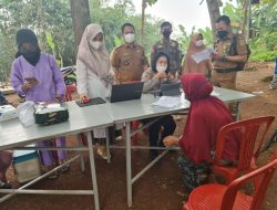 Pemdes Ciangsana dan Polsek Gunung Putri Gelar Vaksinasi Dengan Cara Jemput Bola di Perkebunan