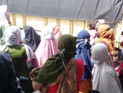 Puluhan Emak-Emak Geruduk Kantor Desa Bojong Koneng, Sampaikan Tuntutan Ini