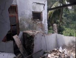 Puluhan Rumah Warga Desa Harkat Jaya Ambruk Akibat Pergeseran Tanah