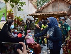 Ade Yasin Berikan Bansos Rehabilitas RTLH Kepada Warga Kemang