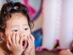 Anak Anda Terlanjur Melihat Orang Tua Berhubungan Seks? Begini Cara Meresponsnya