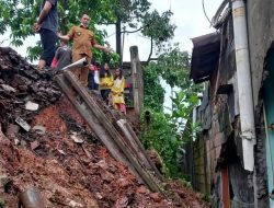 Kades Ciangsana Tinjau Rumah Warga Yang Jebol Akibat Longsor di Villa 5