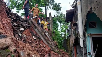 Kades Ciangsana Tinjau Rumah Warga Yang Jebol Akibat Longsor di Villa 5
