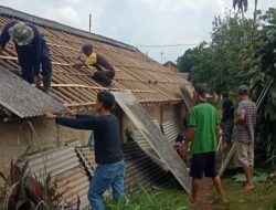 Tak Dilirik Pemkab Bogor, Warga Desa Cibanteng Kerja Bakti Perbaiki Rumah Korban Puting Beliung