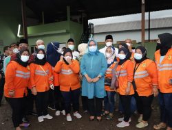 Ade Yasin Bagikan Sembako Kepada 600 Pesapon dan Tenaga Kebersihan