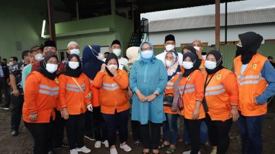 Ade Yasin Bagikan Sembako Kepada 600 Pesapon dan Tenaga Kebersihan