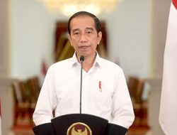 Jokowi Anugerahkan Gelar Pahlawan Nasional Kepada Empat Tokoh dan 300 Nakes yang Gugur