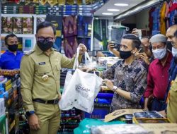 Bima Arya Launching Pasar Bebas Plastik di Pasar Tradisional