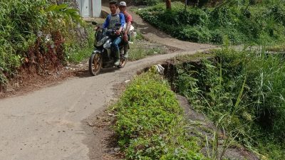Warga Minta Akses Jalan Kabupaten di Sukajaya Akibat Longsor, Segera Diperbaiki