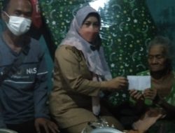 Nenek Amsah Terharu Saat TKSK Bantu Tempat Tidur dan Sembako