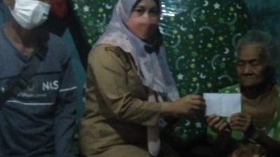 Nenek Amsah Terharu Saat TKSK Bantu Tempat Tidur dan Sembako
