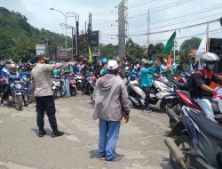 Kapolsek Gunung Putri Turun Tangan Atur Lalu Lintas Demo Buruh