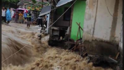 Diguyur Hujan Lebat, Satu Rumah di Banar Hancur Tergerus Banjir Akibat Luapan Kali Cidurian
