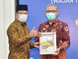 Ridwan Kamil Serahkan Daftar Alokasi TKDD TA 2022 Kepada Wabup Iwan