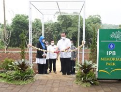 Prof Arif Satria Resmikan IPB Memorial Park