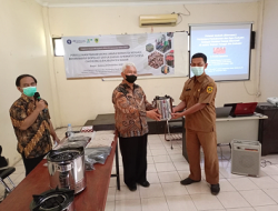 Dosen IPB University Ajarkan Warga Cihideung Ilir Mengolah Limbah Pertanian Jadi Biopelet