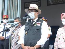 Ridwan Kamil Serahkan Surat Tugas Tri Adhianto Jadi Plt Wali Kota Bekasi