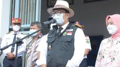 Ridwan Kamil Serahkan Surat Tugas Tri Adhianto Jadi Plt Wali Kota Bekasi