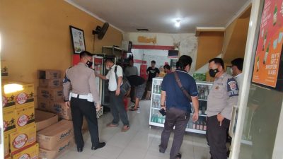 Polsek Cileungsi Angkut 186 Botol Miras Saat Lakukan Penggerebekan di Ruko Metland