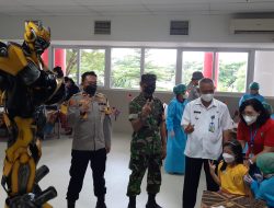 Keren Euy, Robot Transformer Hibur Anak Yang Ikut Vaksinasi di Gunung Putri
