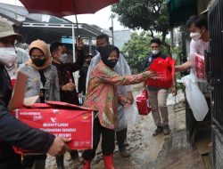 Mensos Risma Sambangi Warga Isoman Yang Terkepung Banjir di Bojongkulur, Lakukan Hal Ini