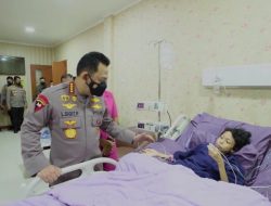 Kapolri Penuhi Janjinya, Jenguk Langsung Sinta Aulia Penderita Tumor Kaki