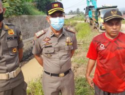 Badan Jalan Raya Dayeuh Diselimuti Lumpur, Kasie Trantib Jonggol Turun Tangan