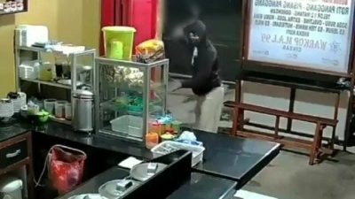 Viral Video Pria Acungkan Celurit Ambil Uang Rp 50 Ribu di Warkop Cibubur