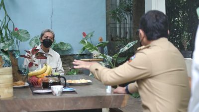 Bawakan Bubur Ayam Portal, Bima Arya Cek Kondisi Dedie Rachim