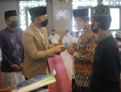 Bima Arya Serahkan Kartu ATM BJB dan Kartu BPJS Kepada 600 Guru Ngaji