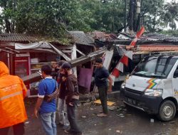 Angin Puting Beliung Ngamuk di Bogor, Sebabkan Tiang Listrik dan Pohon Tumbang