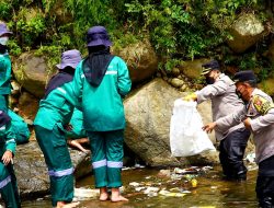 Peringati HPSN 2022, Kapolres Bogor Pimpin Aksi Bersih-bersih Sampah Sungai Ciliwung