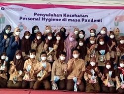 Dosen dan Mahasiswa IPB University Ajarkan Siswa MI Nurul Hidayah Bogor Jaga Personal Hygiene