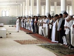 Mulai Hari Ini Saf Sholat Berjamaah Kembali Dirapatkan, Tak Lagi Berjarak