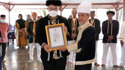Prof Arif Satria Rektor IPB University Terima Gelar Kehormatan Joguru Malamo