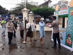 Diiringi Rintik Hujan, Polsek Citeureup Bagikan Takjil Gratis di Hari Pertama Puasa