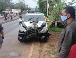Niat Ngabuburit, Mobil Ini Malah Nabrak Warung Es Kelapa Muda, Tuh Bonyok
