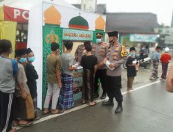 Polsek Cigudeg Bagikan Takjil Gratis Kepada Pengendara Serta Sosialisasikan Hal Ini