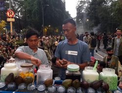 Jualan Saat Demo, Pedagang Es Cendol Ini Diserbu Mahasiswa