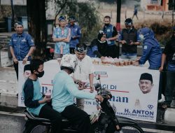 Peduli Sesama, Demokrat Kabupaten Bogor Bagikan Takjil Gratis Kepada Masyarakat
