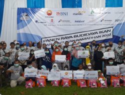 Kereeen, JMI Gelar Panen Raya Budidaya Ikan dan Santunan Ramadhan
