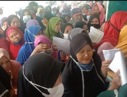 Warga Desa Cinangka Berebut Antrian BLT Minyak Goreng Jelang Lebaran
