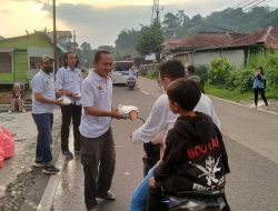 Sekretariat II PWI Kabupaten Bogor Berbagi Makanan ke Pengendara di Jalan Raya Leuwisadeng