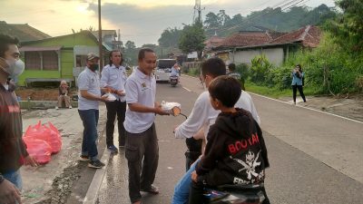 Sekretariat II PWI Kabupaten Bogor Berbagi Makanan ke Pengendara di Jalan Raya Leuwisadeng