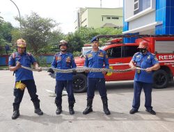 Damkar Evakuasi Ular Sanca 4 Meter Yang Gemparkan Warga Harapan Jaya